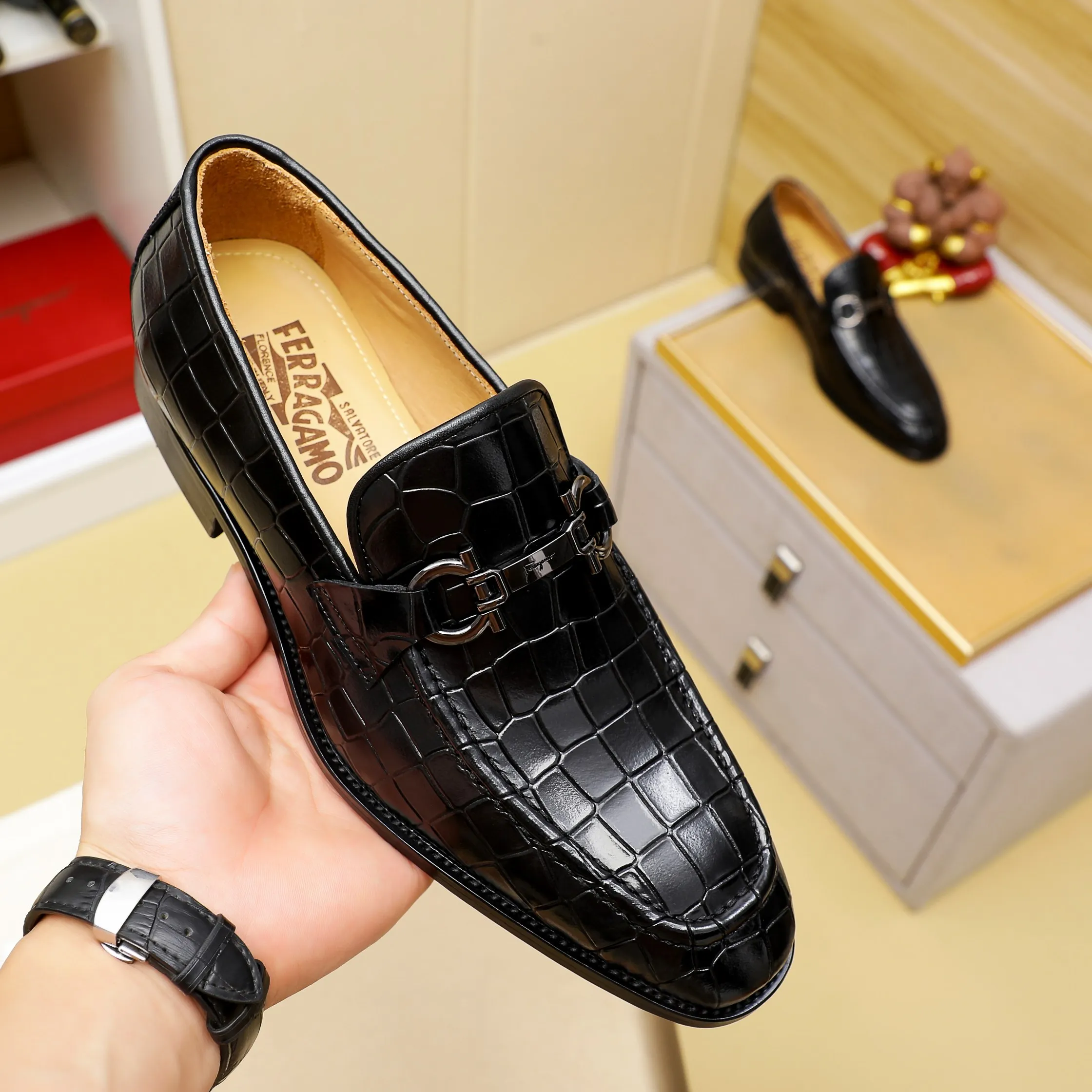 Men's shoes 💰460 🕷🕷🐂【Ferragamo】Ferragamo Popular fashion leather shoes🇨🇳Official website counter 1:1 production, original mold opening💯Good quality can be seen, imported high-end first-layer waxed calfskin, water-dyed🐂leather lining🌿very clear texture, high-quality waterproof, non-slip and wear-resistant outsole🎋high quality and low price, truly handmade🍓2 colors available! Code number 38-44……(45.46.Customized)